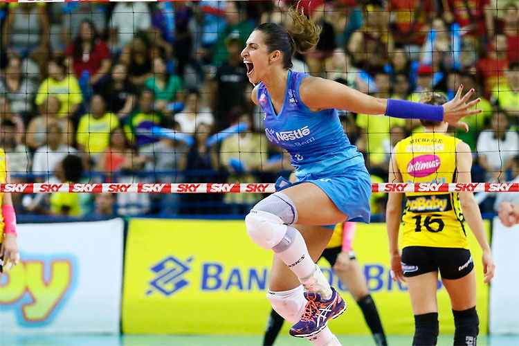 Dani Lins vibra com ponto do Osasco: levantadora foi eleita a melhor em quadra em votação na internet