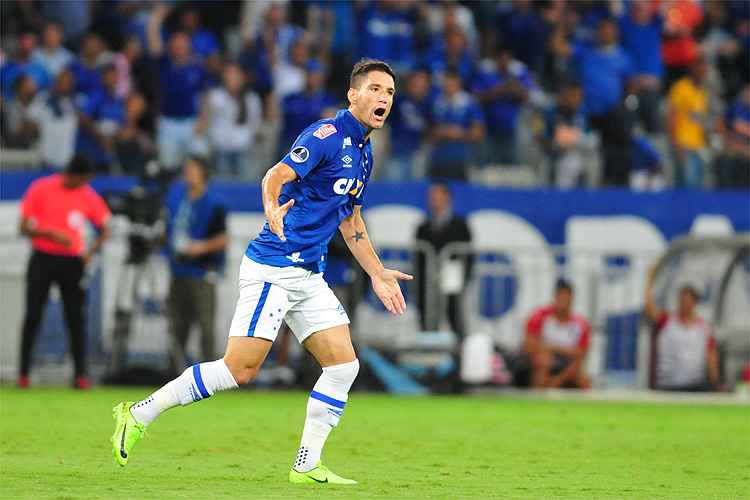 Thiago Neves comemora segundo gol marcado com a camisa do Cruzeiro: o 1º do triunfo sobre o Nacional