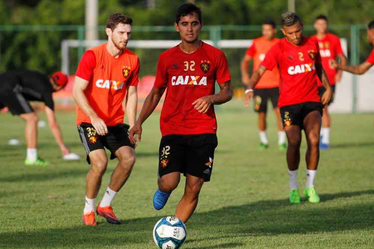 Após ser banco contra o Campinense, Everton Felipe retorna à equipe desempenhando nova função