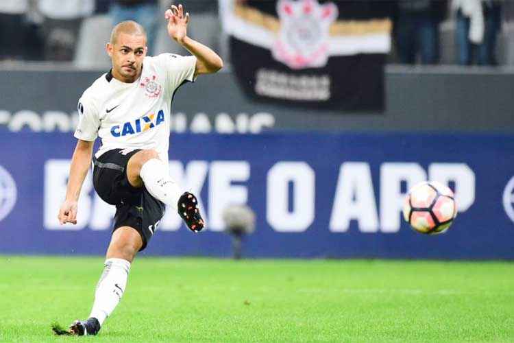 Clayton disputa uma vaga no time titular do Corinthians com Romero