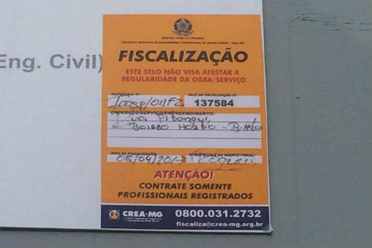 Placa do CREA-MG fixada no estádio Independência nesta sexta-feira
