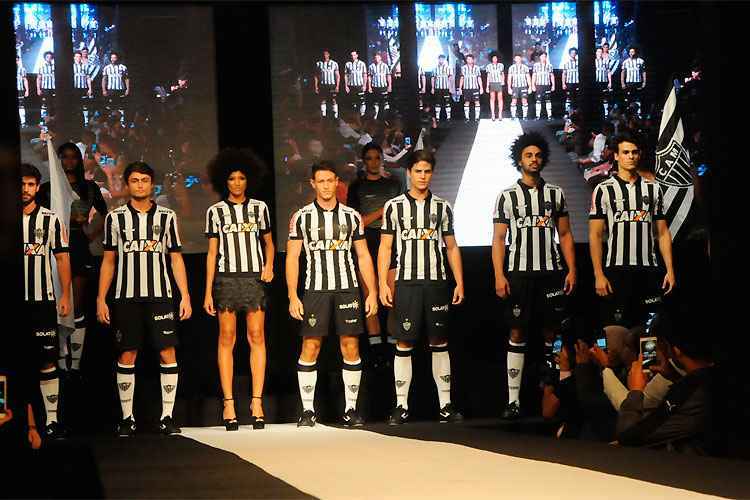 Nova camisa principal do Galo tem gola polo tem listras verticais finas e número na cor vermelha