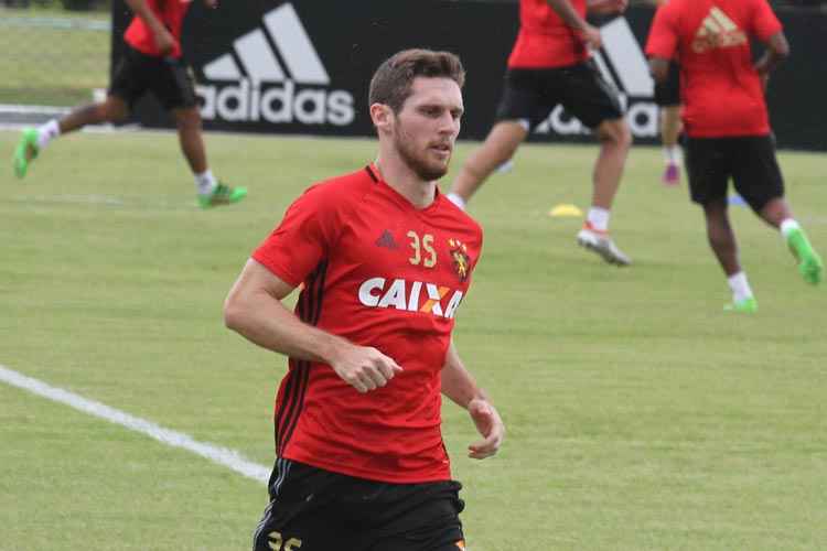 "A equipe precisa entrar bem, precisa ganhar para cada um mostrar o seu futebol", aponta Raul Prata