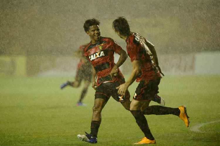 O Sport abriu o placar com Rithely, de primeira, aproveitando passe de cabeça de Diego Souza