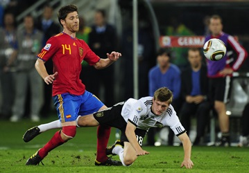 Kroos e Xabi serão adversários novamente