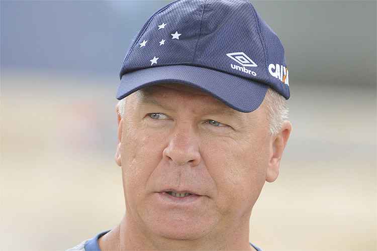 Mano Menezes não adiantou formação para o jogo do América, mas indicou retornos importantes