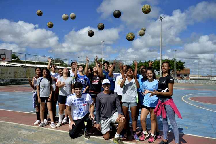 João Robson e Valdeci com os alunos do JR-98/P-SUL: oportunidade para os jovens de Ceilândia