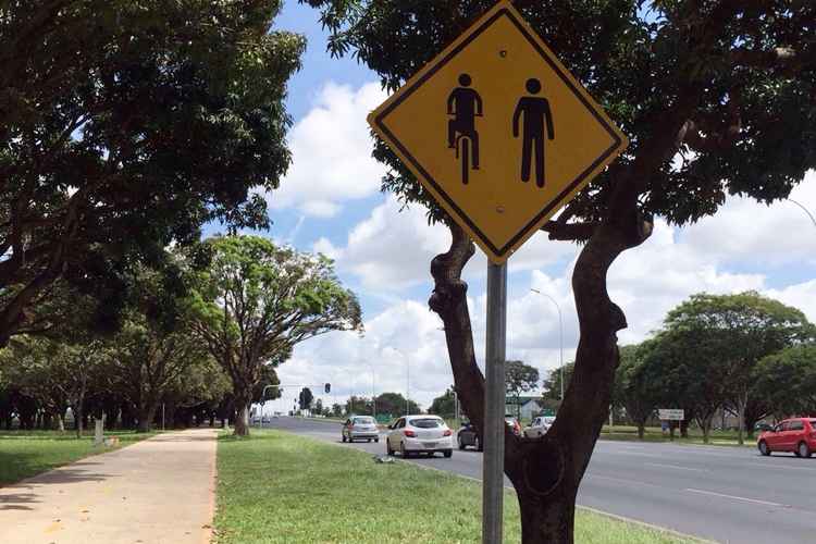 Carros transitam nas faixas destinadas às bicicletas, na Sexta-feira Santa, no Eixo Monumental