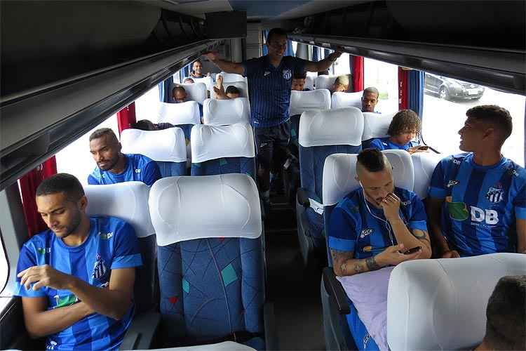 Jogadores da URT no caminho para o Mineirão: descontração do grupo antes de mais uma semifinal