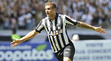 Rafael Moura inaugurou o marcador no Mineirão
