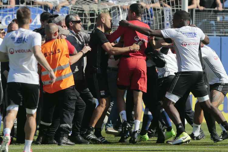 Torcedores do Bastia invadiram campo e tentaram agredir os jogadores do Lyon