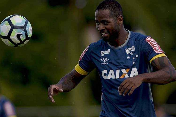 Zagueiro Dedé foi a campo nesta segunda em atividade orientada pelo auxiliar Sidnei Lobo
