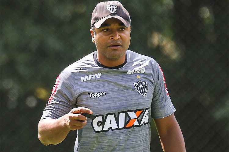 Técnico Roger Machado diz que grupo deve saber absorver as críticas para crescer na temporada