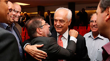 Carlos Augusto de Barros e Silva, o Leco, é cumprimentado pela reeleição