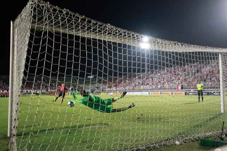 Magrão defendeu duas cobranças nas penalidades e, mais uma vez, se tornou pivô de classificação