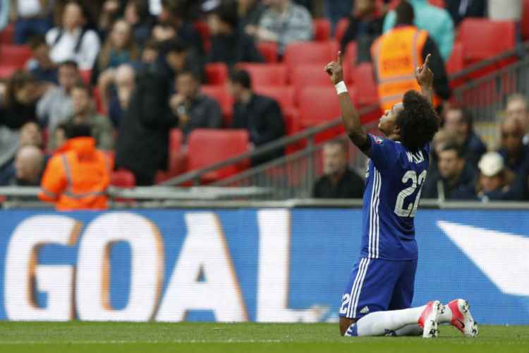 Willian comemora um dos gols marcados por ele no triunfo