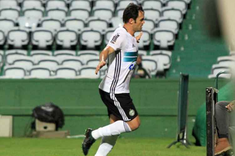 Kléber deixou sua marca aos 38 do primeiro tempo