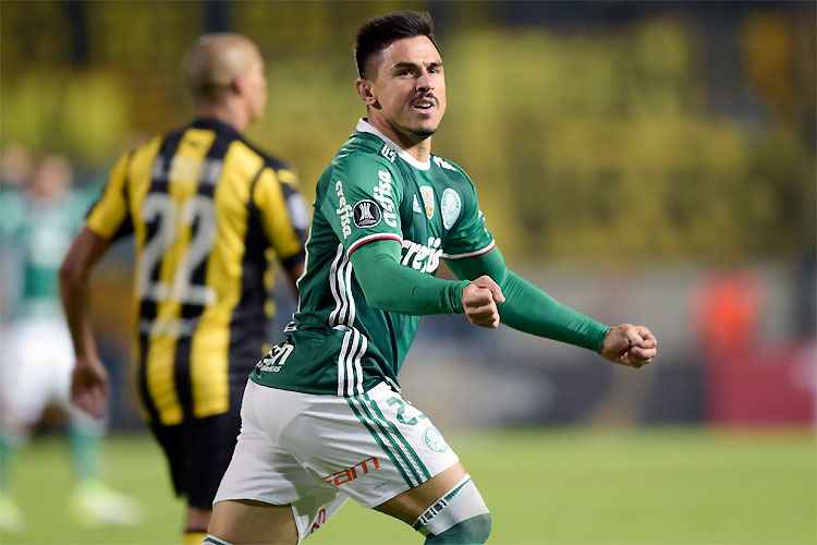 Willian balançou as redes duas vezes na grande vitória palmeirense, manchada pela confusão no fim 