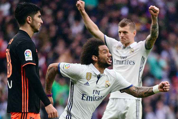 Decisivo, Marcelo comemora segundo gol da vitória do Real Madrid sobre Valencia, no Bernabéu