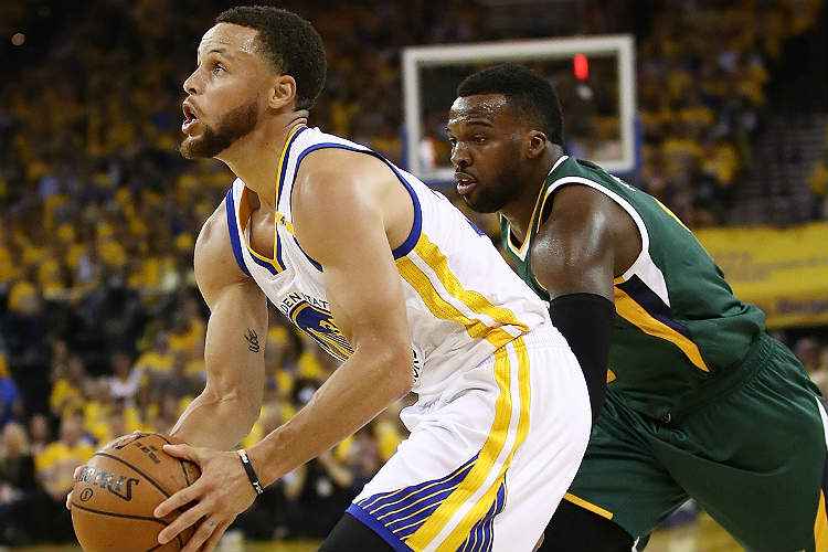Stephen Curry, com 22 pontos, foi o cestinha da vitória do Warriors contra Jazz nos playoffs