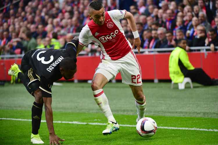 Meio-campista Hakim Ziyech deu três assistências na goleada do clube holandês sobre o Lyon