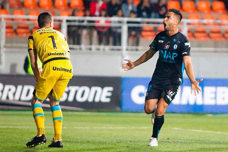 Bielkiewicz comemora o gol da virada do Deportes Iquique, na reação dos anfitriões contra o Grêmio
