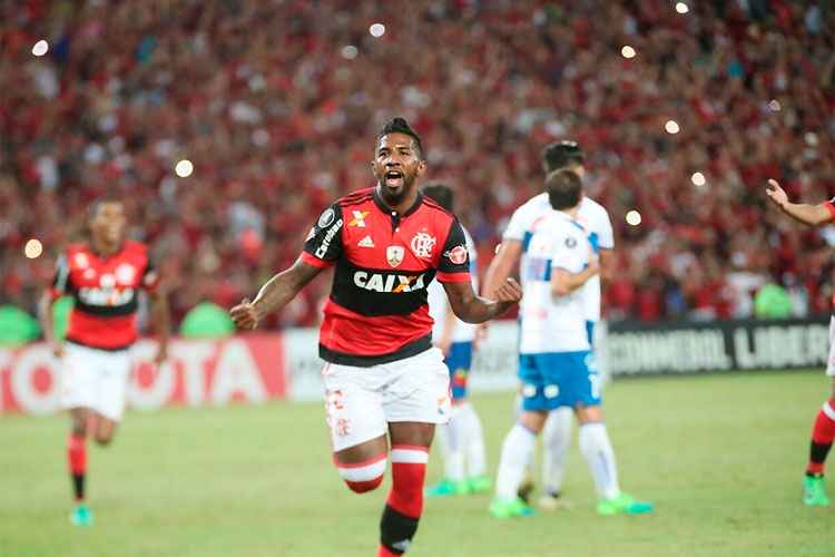 Diante de mais de 54 mil pagantes no Maracanã, Flamengo bate La U de virada e alcança liderança