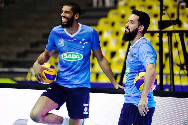 William (d) muniu Wallace por diversas vezes no ataque do Cruzeiro