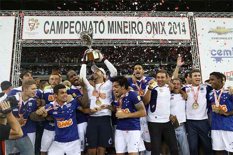 Jogadores do Cruzeiro comemoram último Campeonato Mineiro invicto vencido pelo clube, em 2014