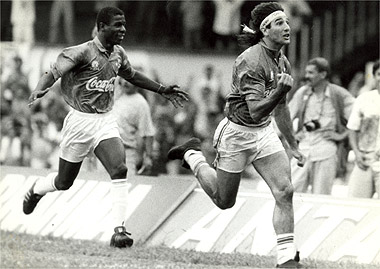 Em 1992, Cruzeiro teve 94,2% de aproveitamento - o melhor da história. Na foto, Renato Gaúcho comemora gol sobre o América, na decisão