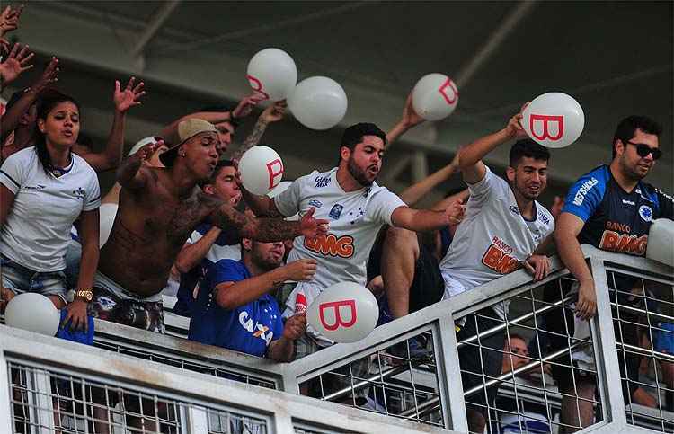 Cruzeirenses atiraram balões com letra B nos atleticanos, em provocação pelo rebaixamento de 2005