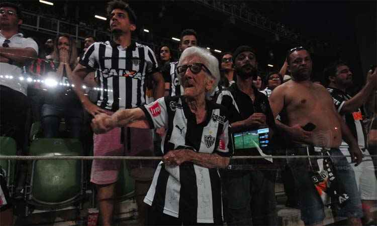 Vovó do Galo ficou tensa em boa parte do jogo, mas, no fim, terminou celebrando o título