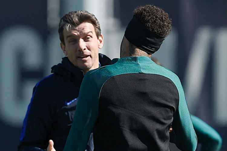 Possível futuro treinador do Barcelona conversa com Neymar durante treinamento