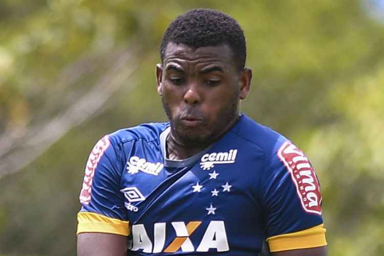 Meia Marcos Vinícius virou, novamente, baixa no elenco do Cruzeiro por conta de lesão