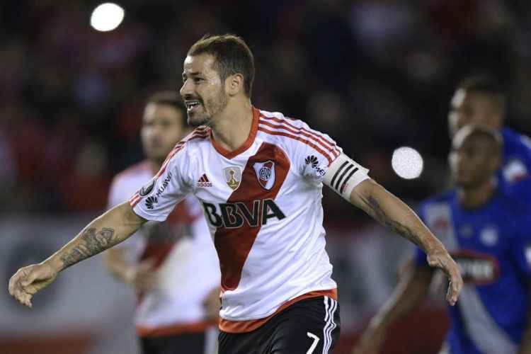 Rodrigo Mora marcou, de pênalti, o gol que classificou o River Plate com antecedência à próxima fase