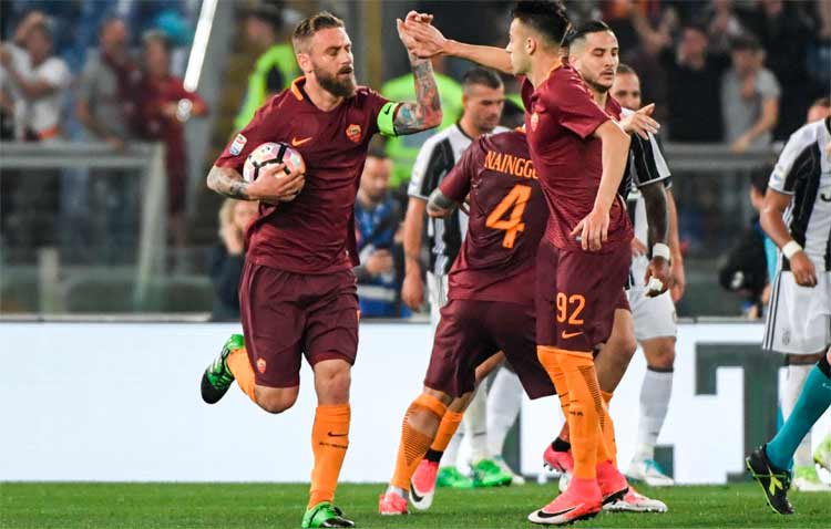 Jogadores da Roma comemoraram a importante vitória sobre a Juventus, pelo Campeonato Italiano