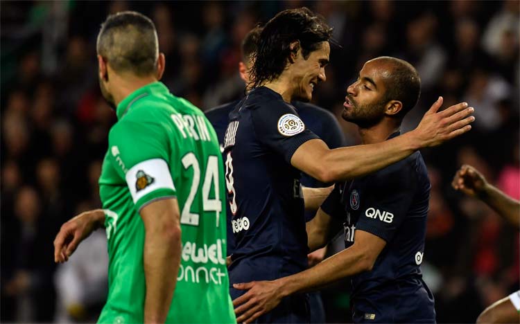 Cavani (E) e Lucas marcaram dois gols cada, na vitória do Paris Saint-Germain, que chegou a 86 pontos
