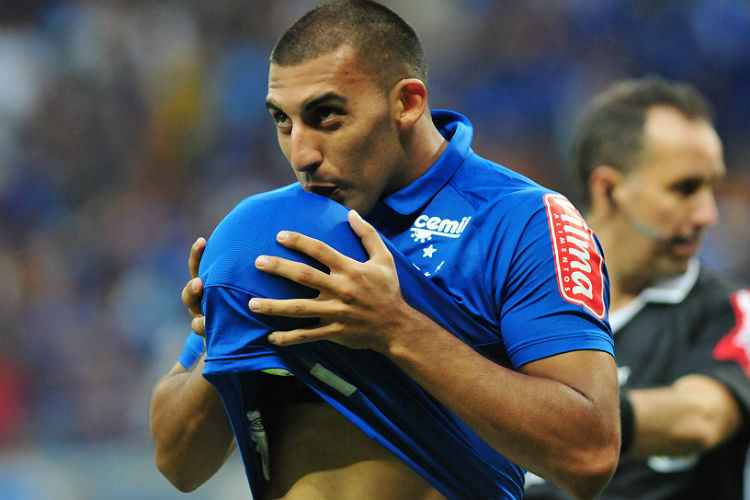 Ábila celebrou gol em 50º jogo pelo Cruzeiro com homenagem à esposa, grávida do terceiro filho do casal