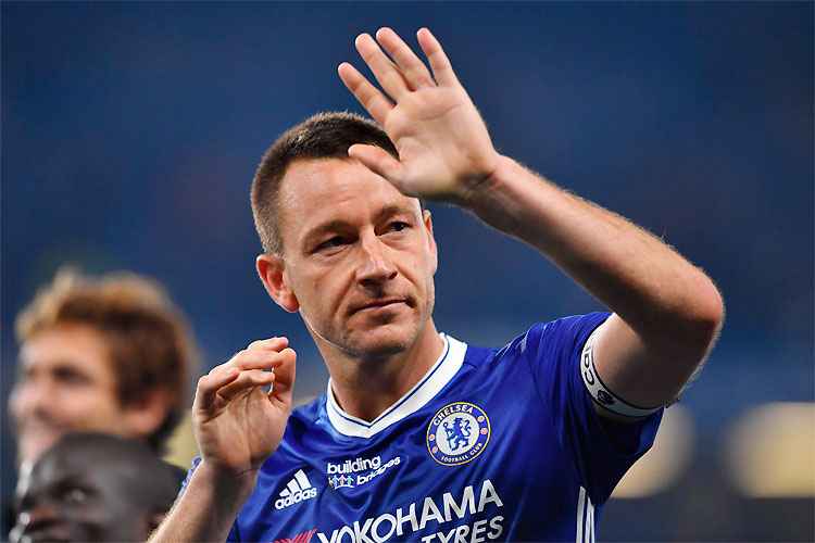 John Terry acena para o público após apertada vitória no Stamford Bridge: emoções diferentes
