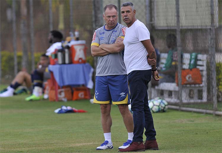 Técnico Mano Menezes conversa com Toninho Cerezo durante treino do Cruzeiro terça-feira