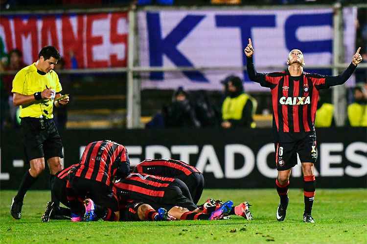 Jogadores do Furacão comemoram gol diante da Universidad Católica: vitória heroica e classificação