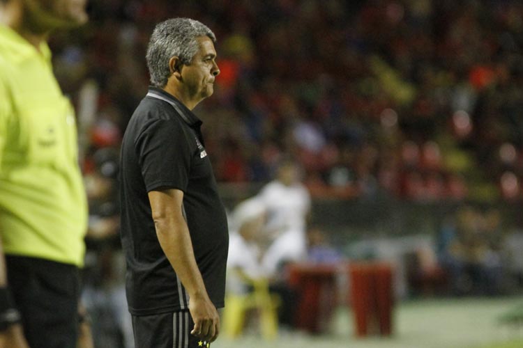 "Essa mesma torcida, se quarta voltarmos com o título, vai aplaudir. Já estou acostumado", disse Ney