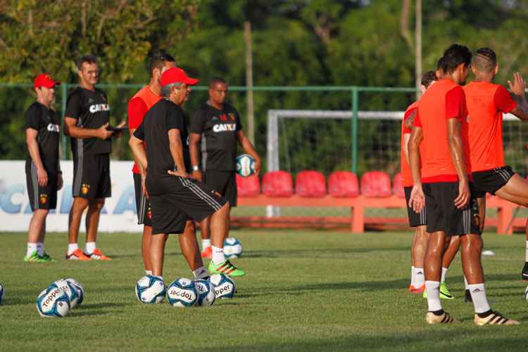 Ney Franco comandou trabalho técnico no centro de treinamento, com os portões fechados à imprensa