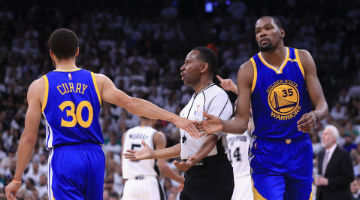 Curry cumprimenta Durant durante a partida do Warriors