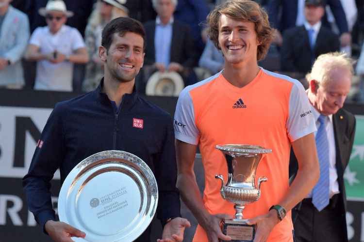 Djokovic e Zverev com suas premiações em Roma