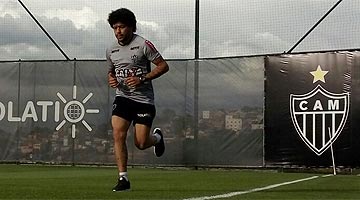 Luan correu no campo na Cidade do Galo