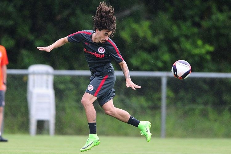 Atlético tenta envolver jogador na negociação por Valdívia; clube mineiro tem concorrência pesada