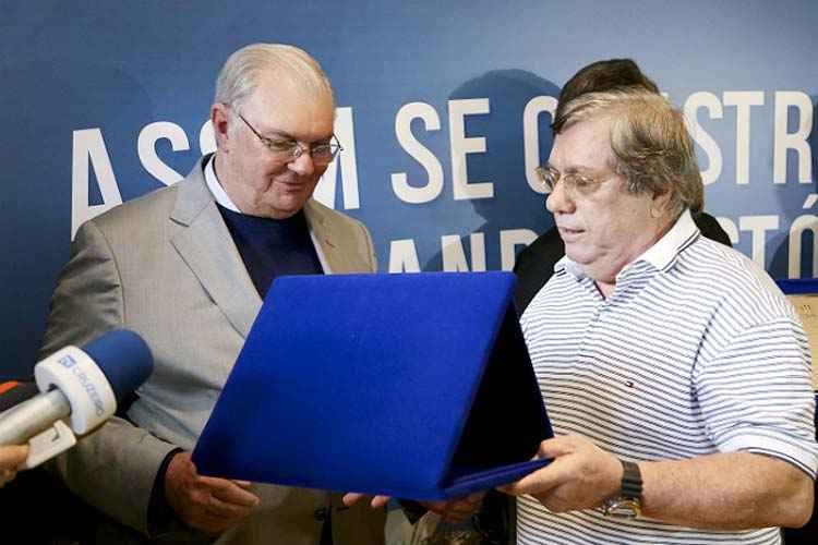 Presidente Gilvan de Pinho Tavares ao lado do presidente do conselho, João Carlos Gontijo