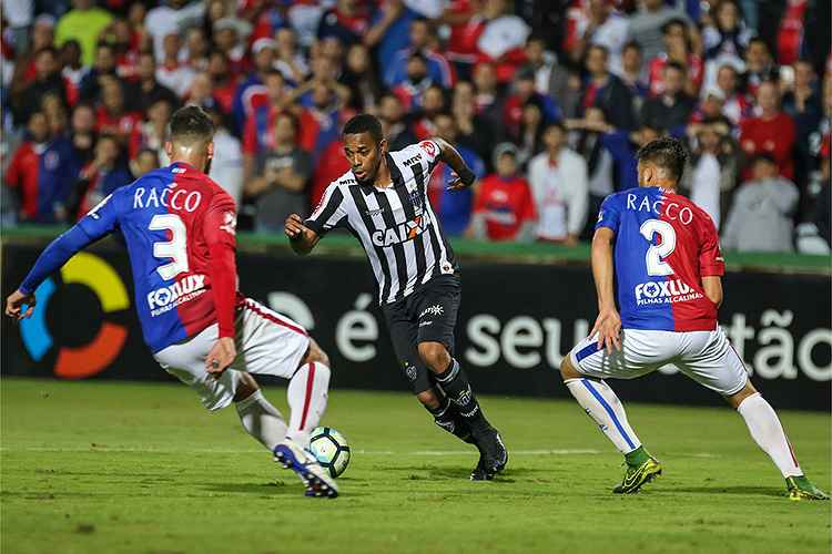 Robinho elogiou produção ofensiva do time, mas lamentou os erros do time contra o Paraná