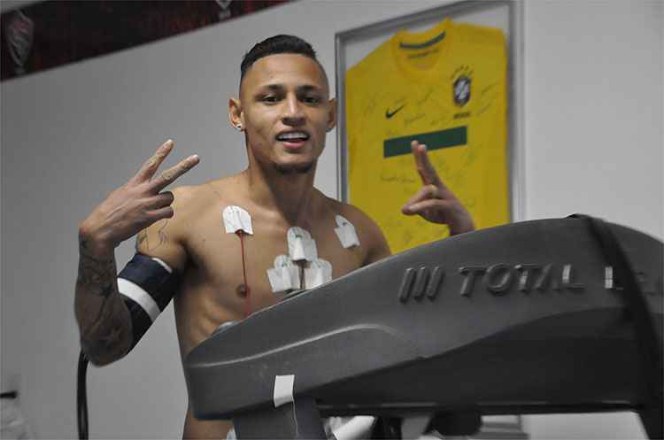 Neilton foi negociado pelo Cruzeiro em definitivo e assinou por três anos com o Vitória